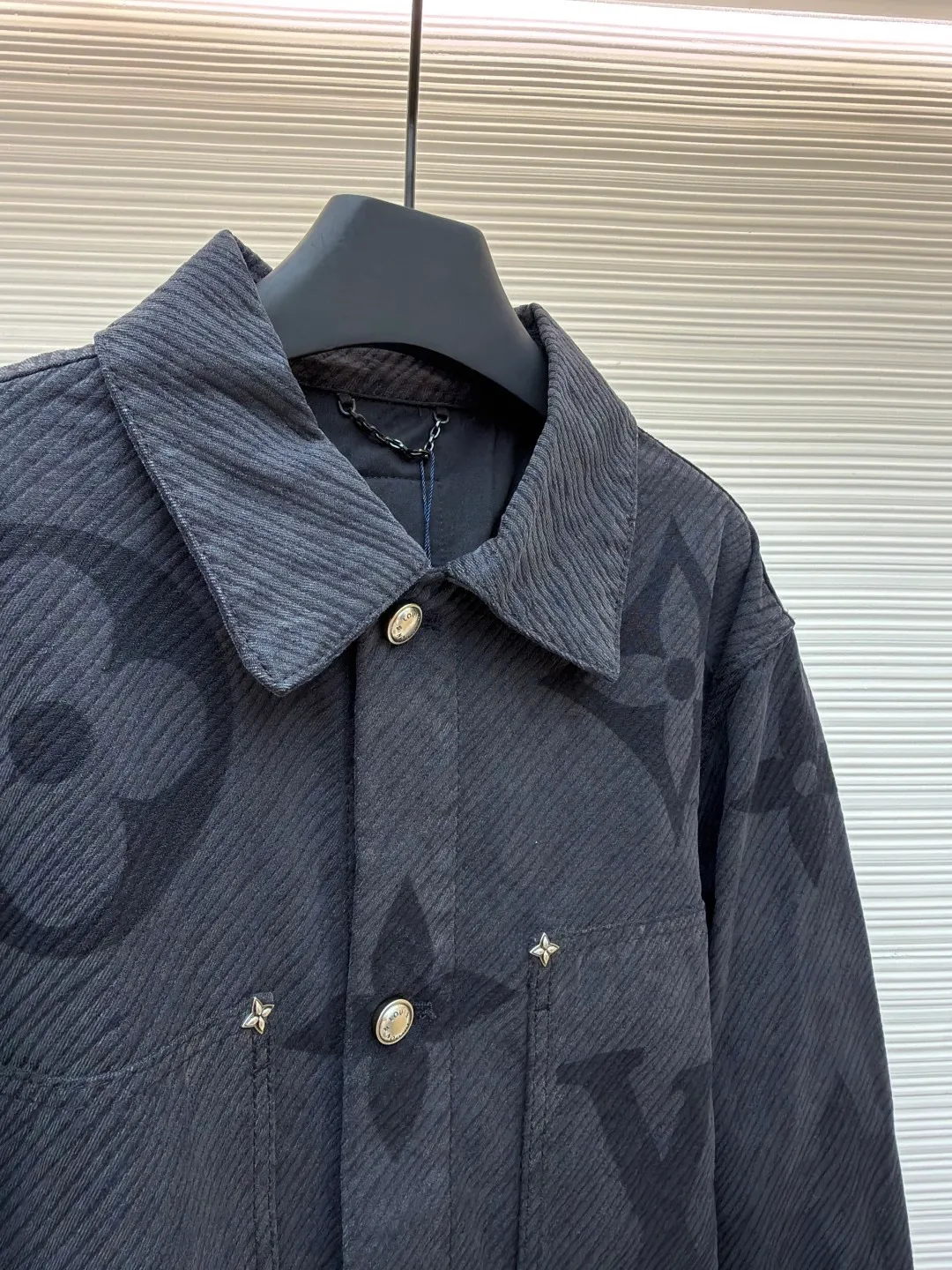 LOUIS VUITTON gradient letter denim jacket ●Authentic product: purchased and developed by 25248 ●Item number: 1680831-B95 ●Fabric: denim fabric ●Technology: Tie-dye process ●Version: fitted version ●Weight: about 1185 grams ●Size: 46-48-50-52 ●Description: The tie-dye process interprets the dreamlike colors of the Northern Lights. It is not only fashionable and versatile, but also enhances the aura and becomes the focus of attention. It can be matched with the same style to create a fashionable look and control various occasions.